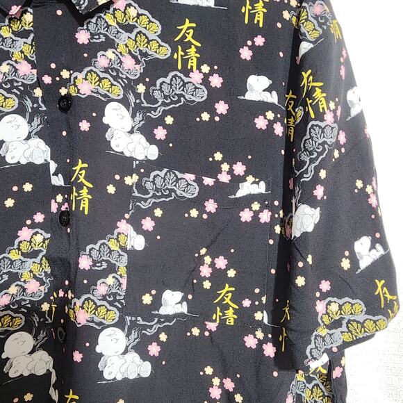 Snoopy and Charlie short sleeve button down shirt men size large - Picture 5 of 7